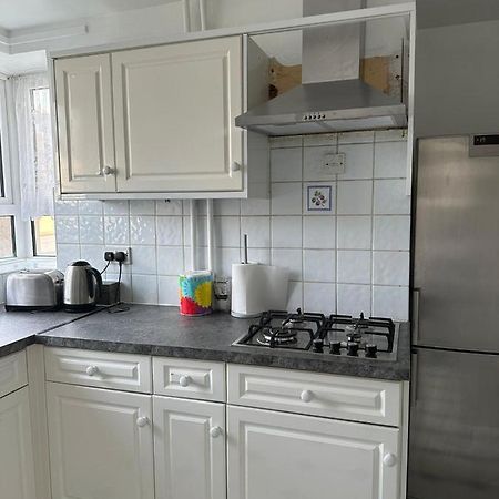 Spacious 2 Bed Flat Баркинг Экстерьер фото