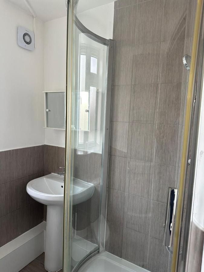 Spacious 2 Bed Flat Баркинг Экстерьер фото