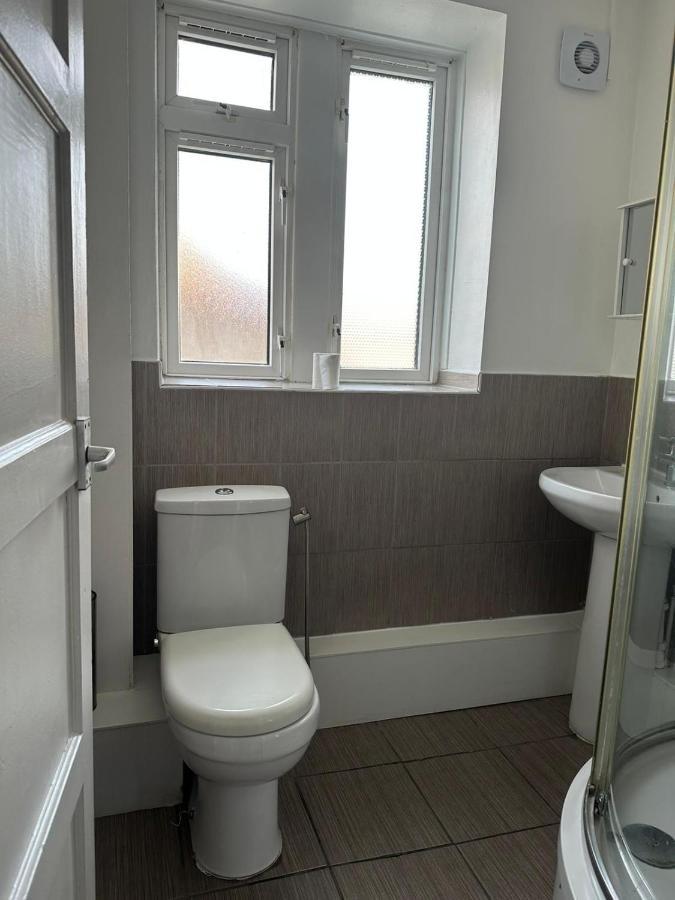 Spacious 2 Bed Flat Баркинг Экстерьер фото