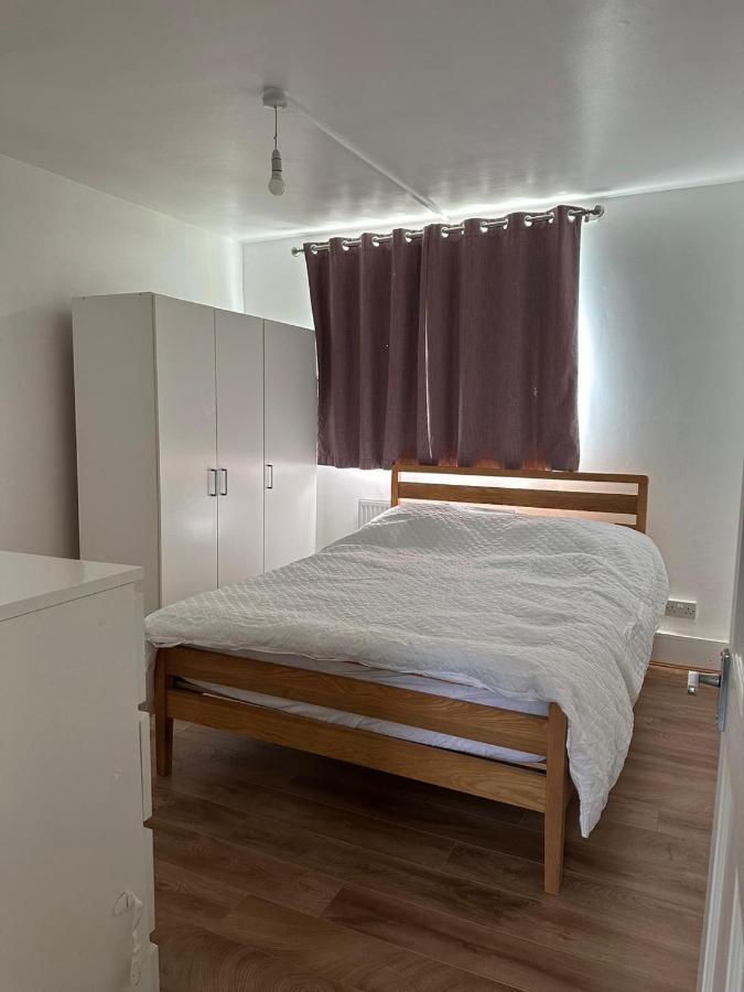 Spacious 2 Bed Flat Баркинг Экстерьер фото